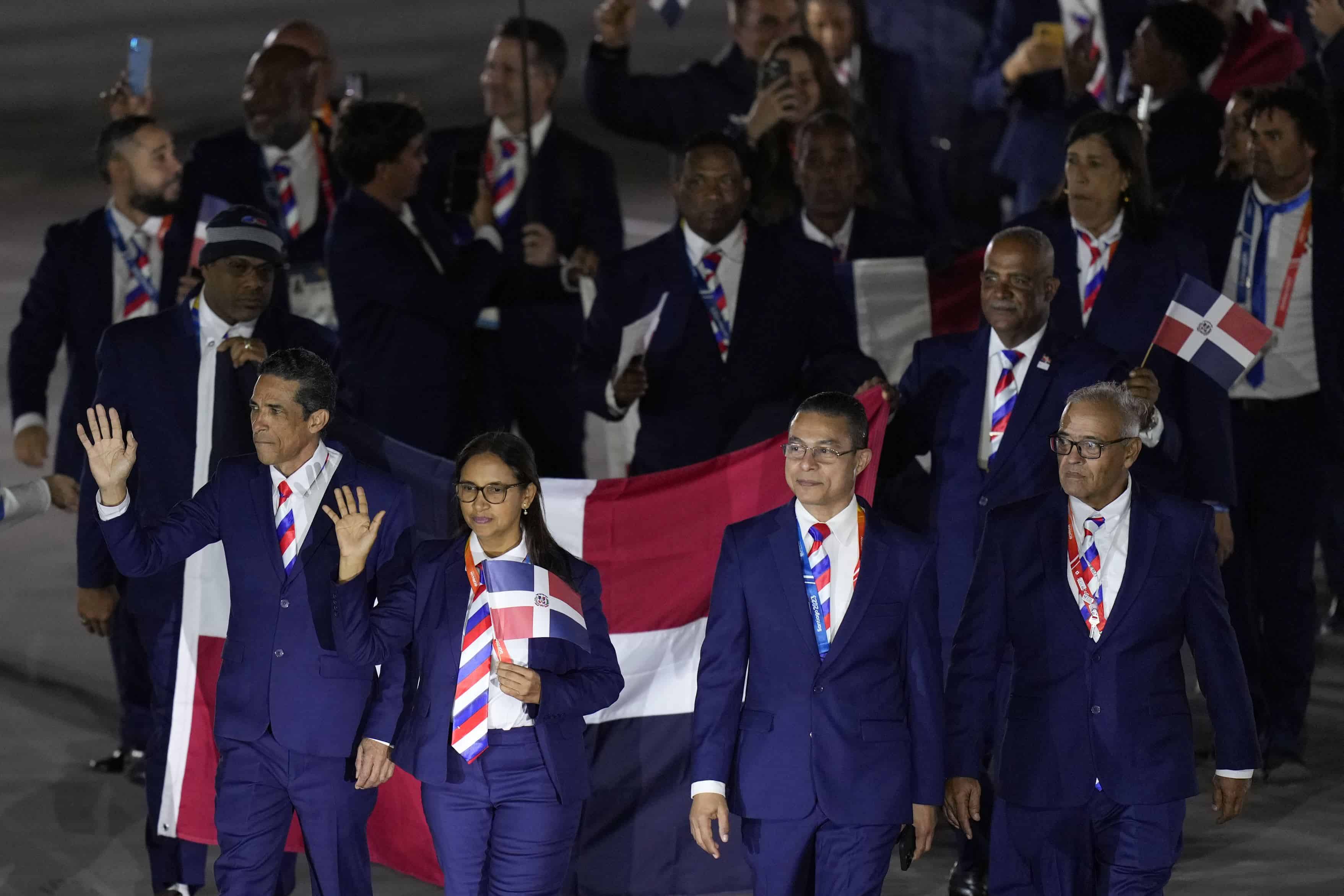 Miembros del equipo de República Dominicana desfilan durante la ceremonia inaugural de los Juegos Panamericanos en el Estadio Nacional de Santiago, Chile, el viernes 20 de octubre de 2023.