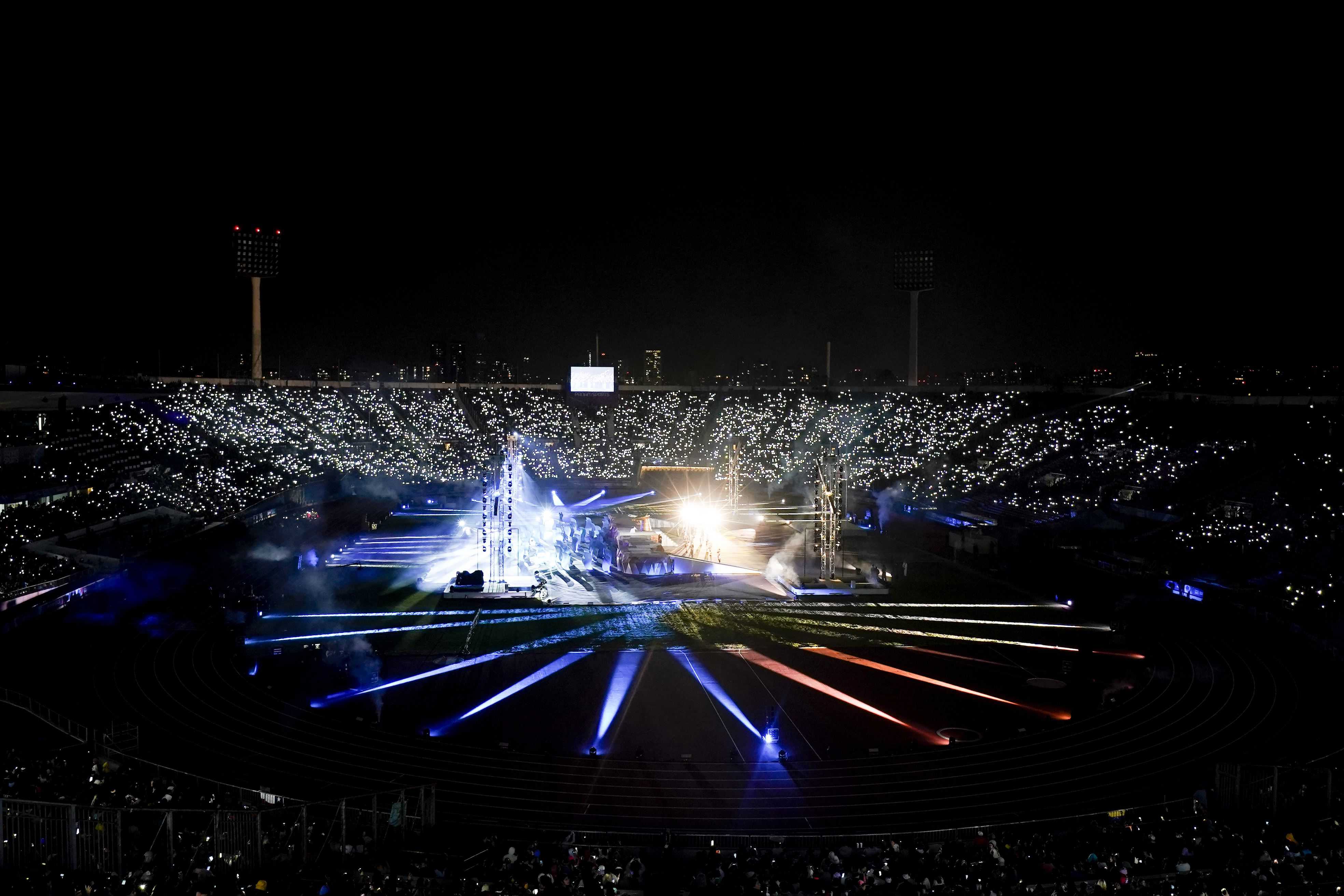 Artistas actúan durante la ceremonia inaugural de los Juegos Panamericanos en el Estadio Nacional de Santiago, Chile, el viernes 20 de octubre de 2023.