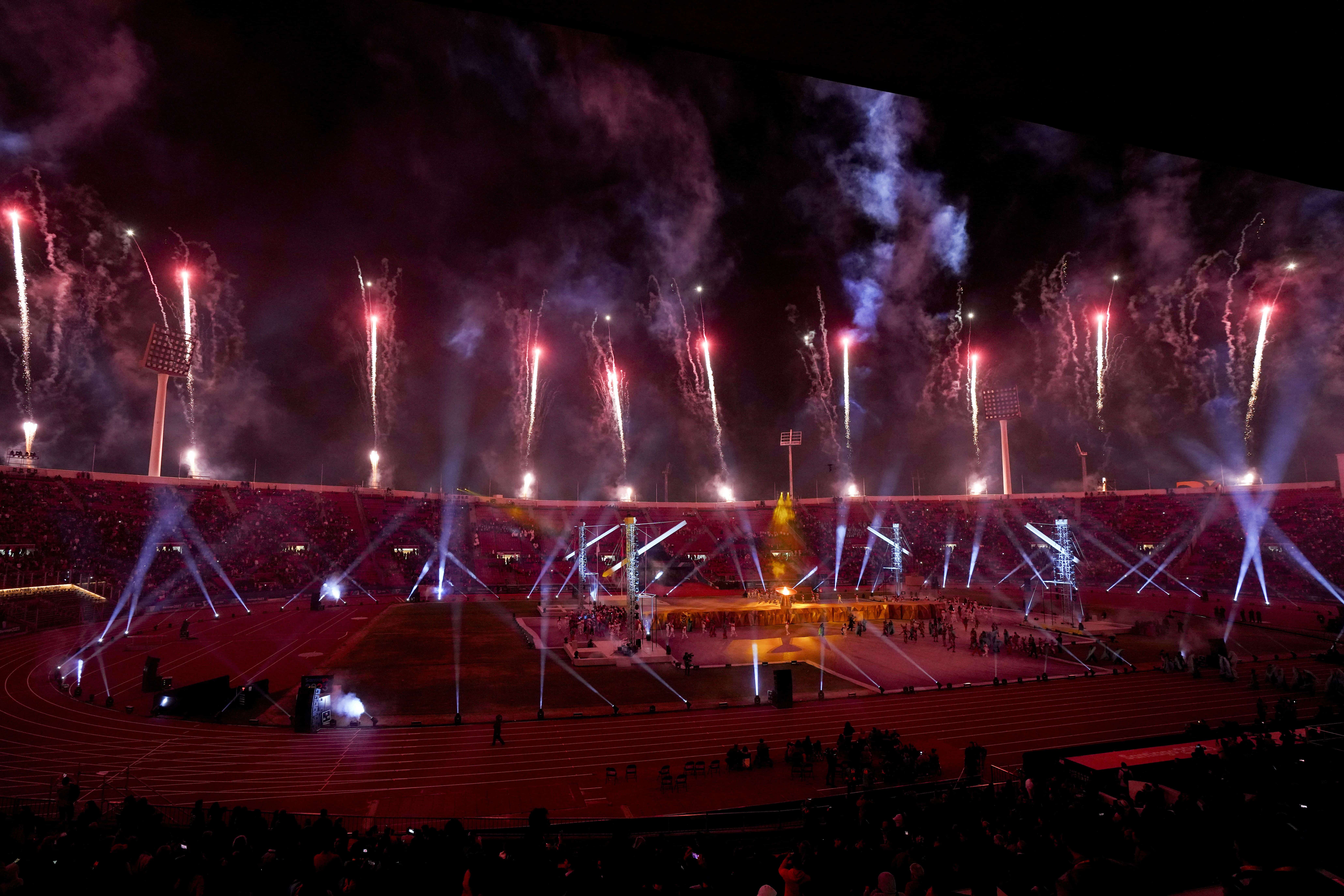 Los fuegos artificiales explotan sobre el Estadio Nacional durante la ceremonia inaugural de los Juegos Panamericanos en Santiago, Chile, el viernes 20 de octubre de 2023.