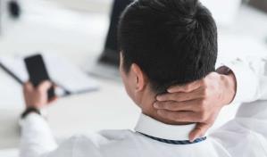 ¡Cuidado! Una mala postura al usar el celular puede afectar tu cuello y espalda