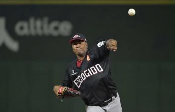 Enny Romero es enviado a las Aguilas Cibaeñas
