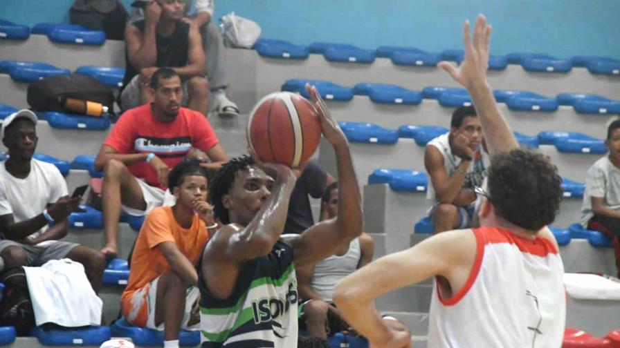 Avanza torneo de baloncesto universitario con victoria de Uteco