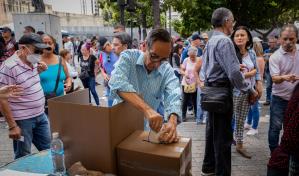 Miles de venezolanos votan esperanzados en un cambio de presidente en 2024