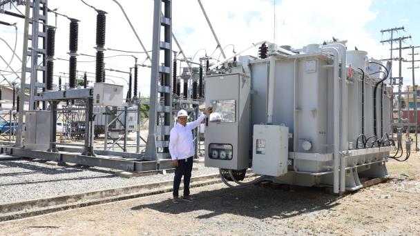 Edeeste comienza a instalar transformador en Villa Mella para satisfacer la demanda