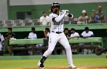 Lewin Díaz y las Estrellas le quitan el invicto al Escogido en LIDOM