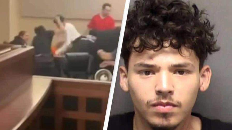 Familiares de adolescente ultimado golpean al acusado del crimen en un tribunal de Texas