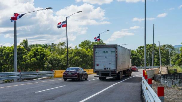 Obras Públicas corrige inclinación en la llamada “Curva de la muerte de Villa Altagracia