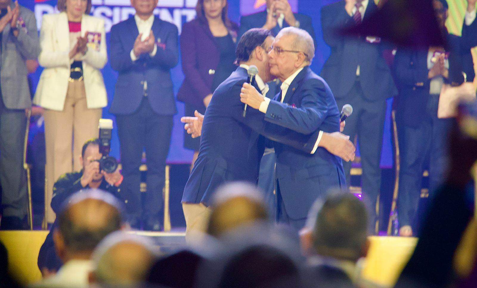 Abel Martínez y Danilo Medina se abrazan luego de su juramento como candidato a la Presidencia por el PLD.
