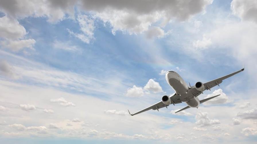 Un piloto fuera de servicio trata de apagar motores de avión en pleno vuelo en EE.UU.