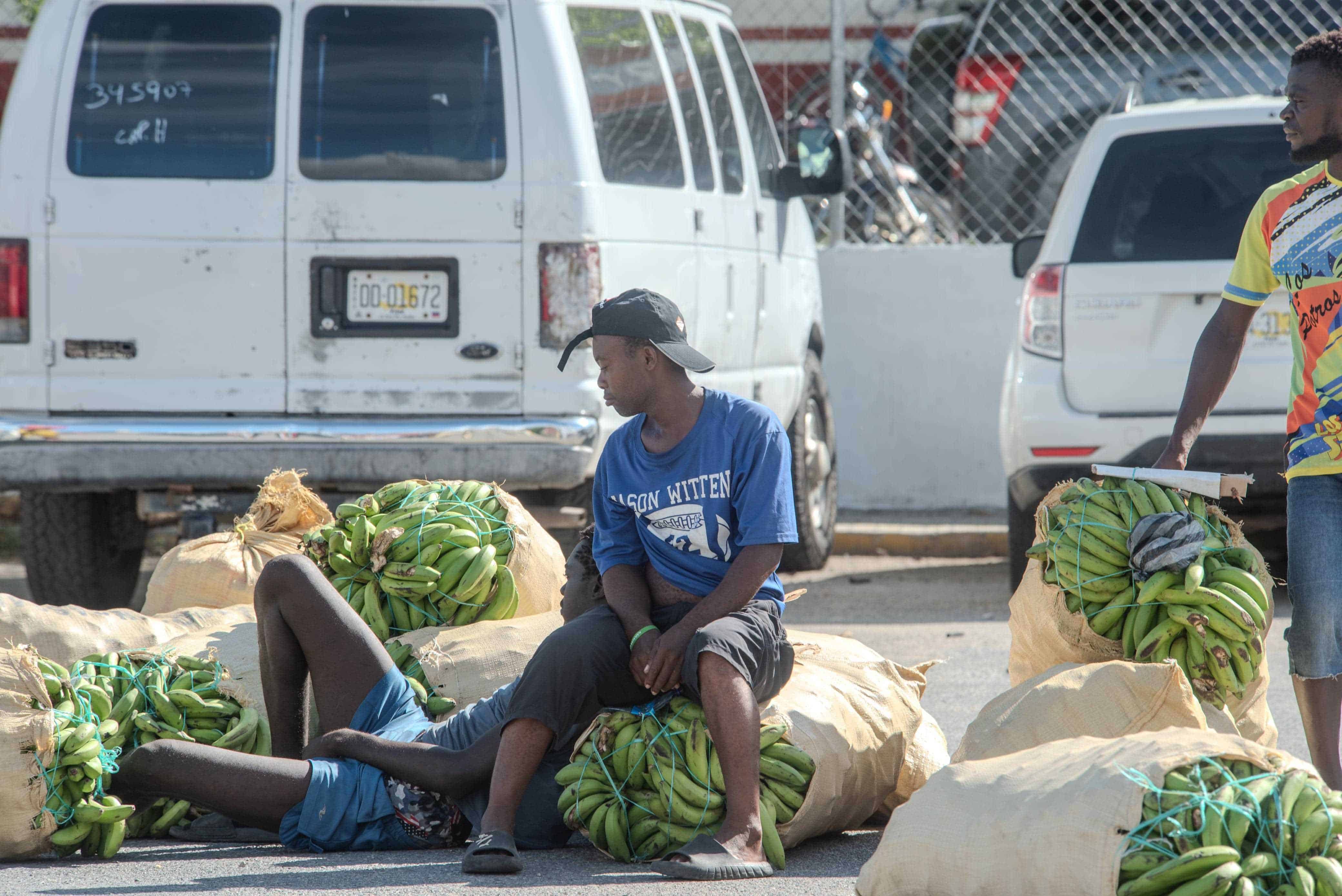 Comerciantes esperan por la apertura del portón fronterizo del lado haitiano, el 23 de octubre del 2023.