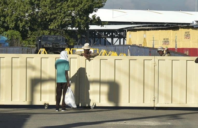 Un haitiano espera para cruzar el portón fronterizo del lado haitiano, el 23 de octubre del 2023.