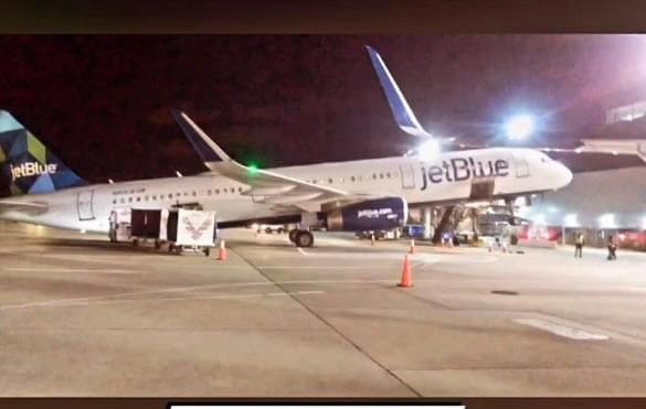 Vista del avión durante el inusual incidente ocurrido el pasado domingo en el aeropuerto JFK de Nueva York. 