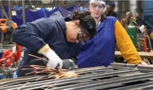 La gobernadora de Nueva York eleva a 32,000 los trabajos disponibles para inmigrantes