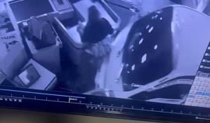 Camión pierde control en autopista Duarte y arrastra cajera de parador