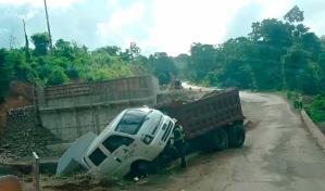 Camiones casi caen de un puente tras colisionar en Hato Mayor
