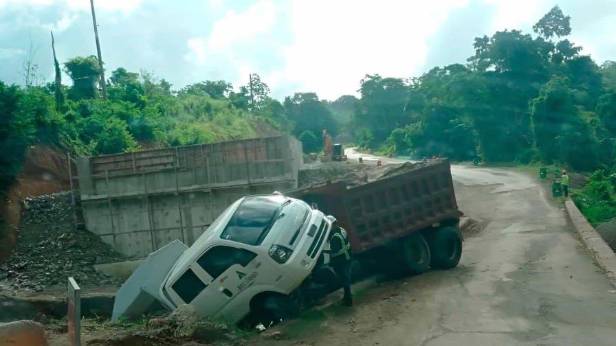 Camiones casi caen de un puente tras colisionar en Hato Mayor