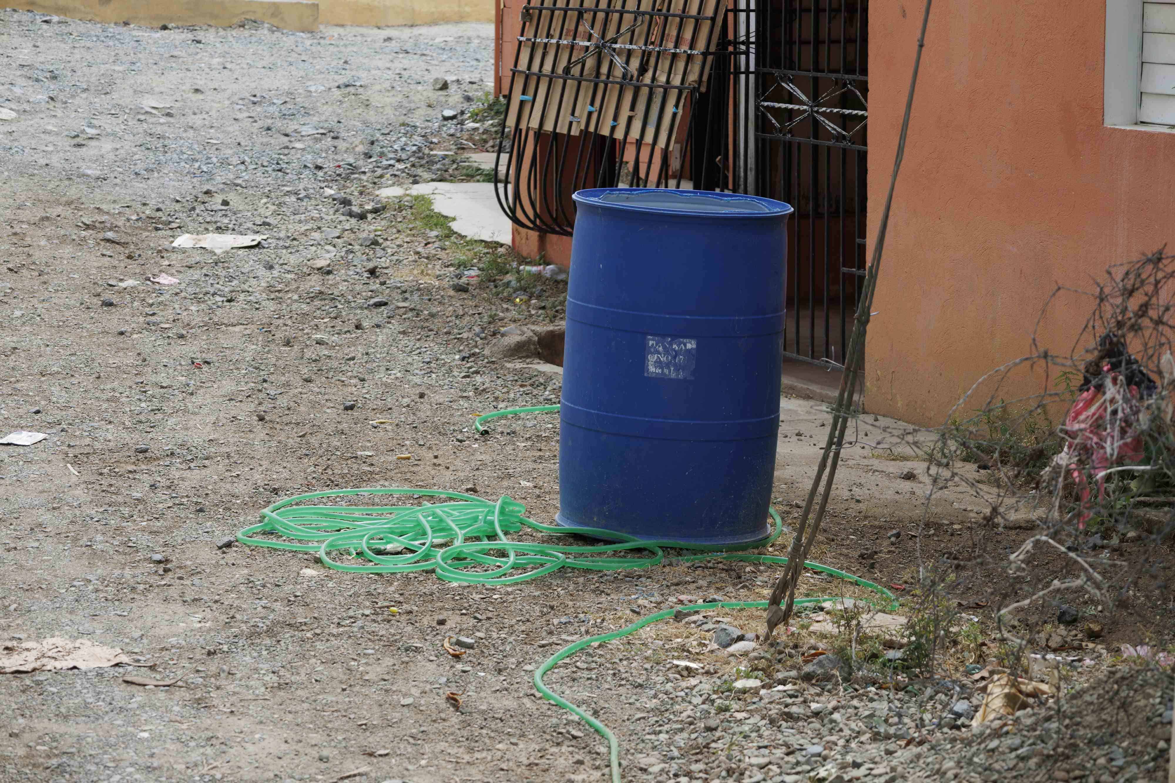 En algunos barrios había agua ayer, pero con baja presión.