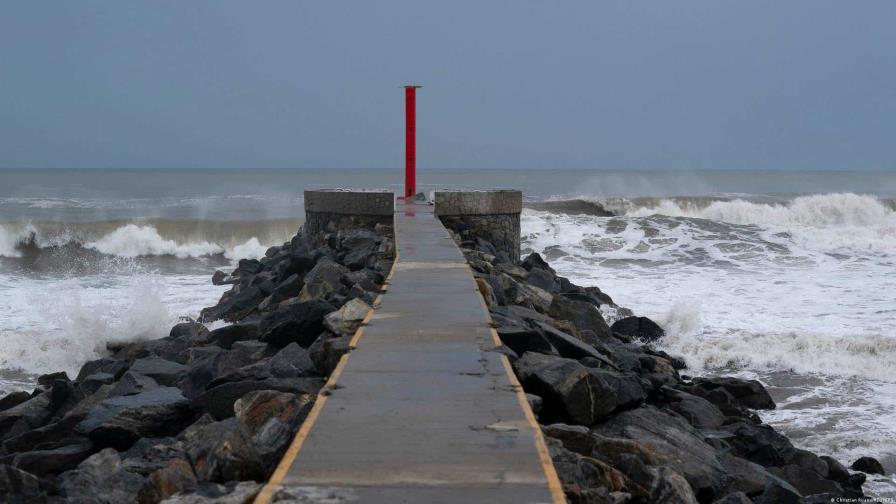 En Acapulco, los habitantes claman por ayuda sirviéndose en las tiendas