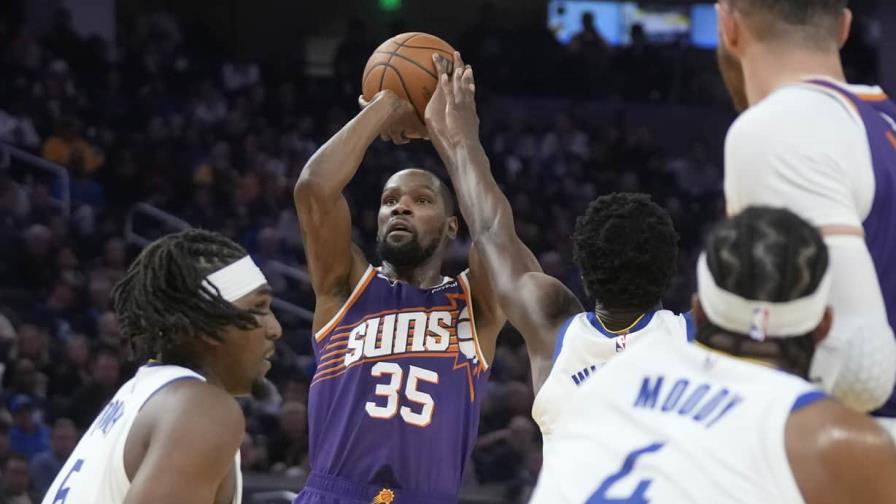 Booker y Durant guían a Suns a triunfo sobre Warriors en inicio de campaña