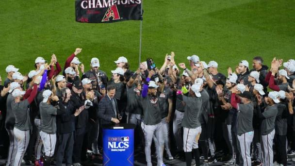 Diamondbacks anulan a Filis y avanzan a Serie Mundial 22 años después