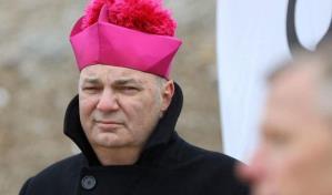 Obispo renuncia tras escándalo por una denuncia sobre orgía con un trabajador sexual