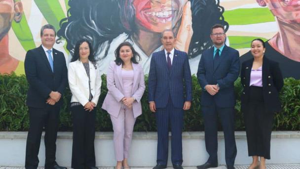 Embajada de EE.UU. aportará US$75,000 al Mescyt para el programa de inglés de inmersión