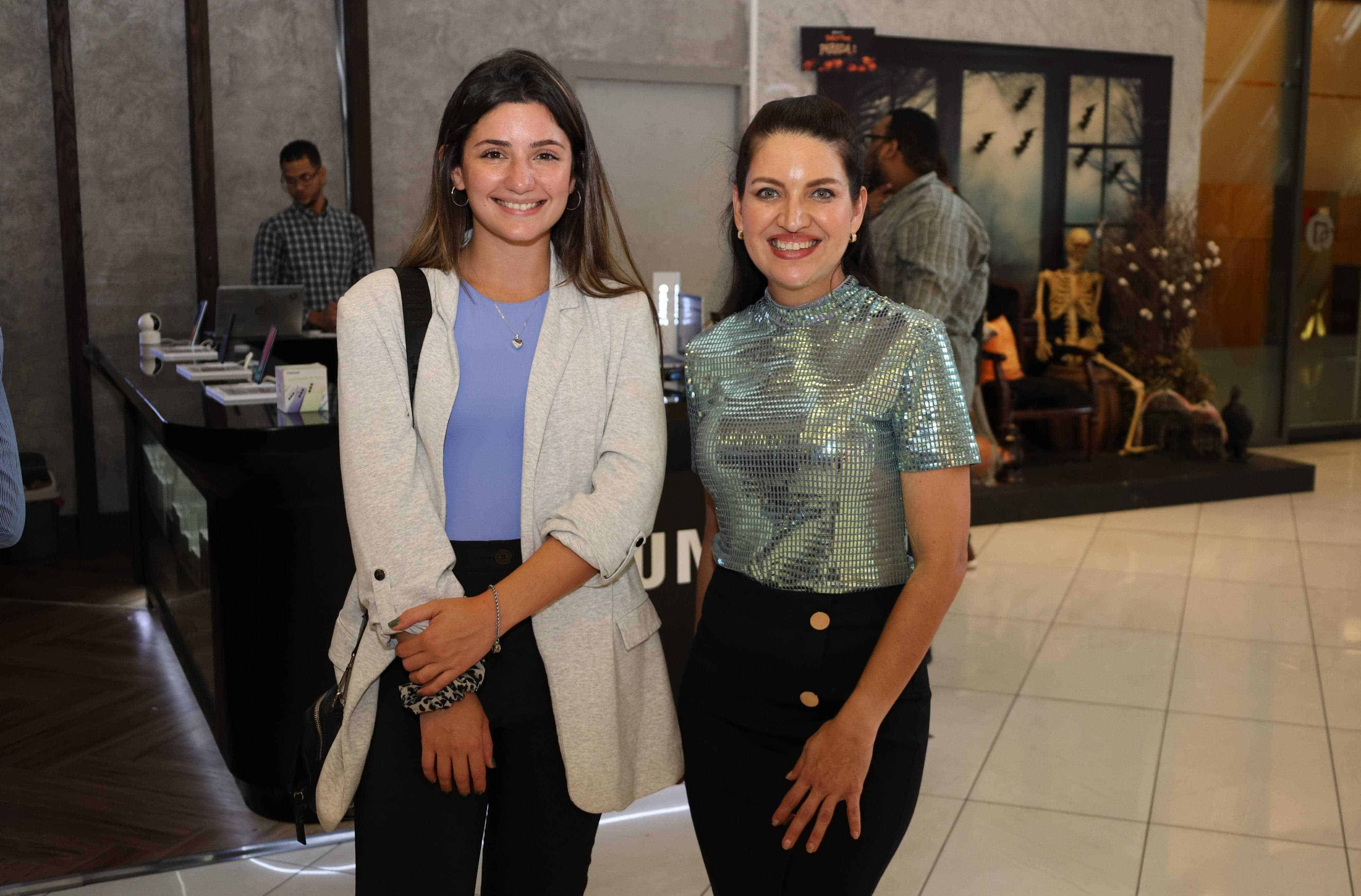 Lucía Vicente y Larissa Espinal.