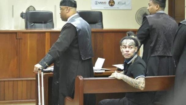 Jueza levanta de manera provisional el impedimento de salida a Tekashi