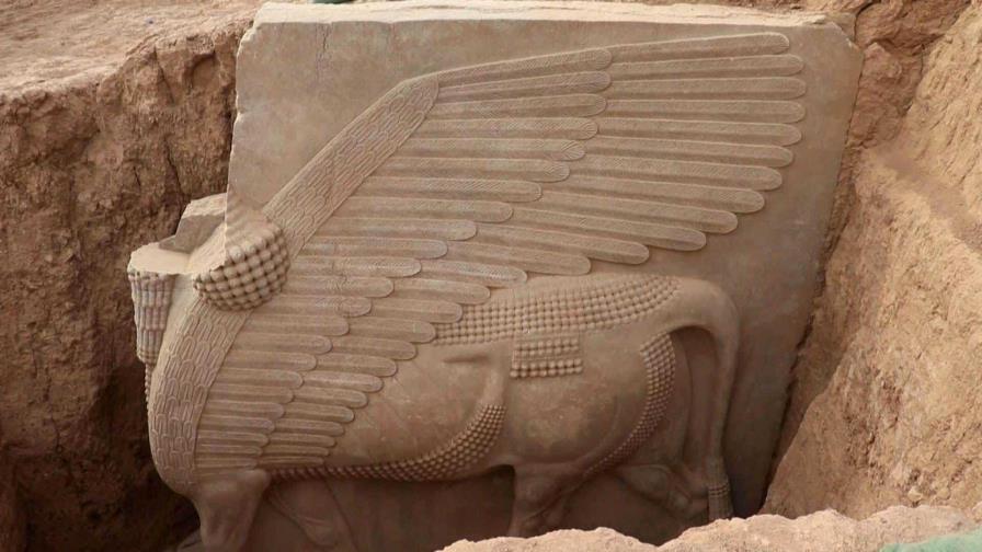 Desentierran en Irak inmensa estatua de toro alado de hace más de 2,700 años