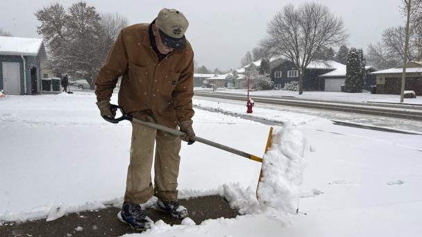 La nieve se acumula al norte de EE.UU. durante la primera tormenta invernal de la temporada