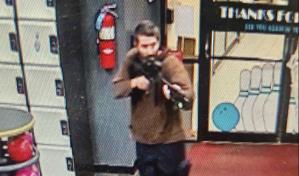 Policías piden la rendición del sospechoso de los tiroteos en Maine frente a casa familiar