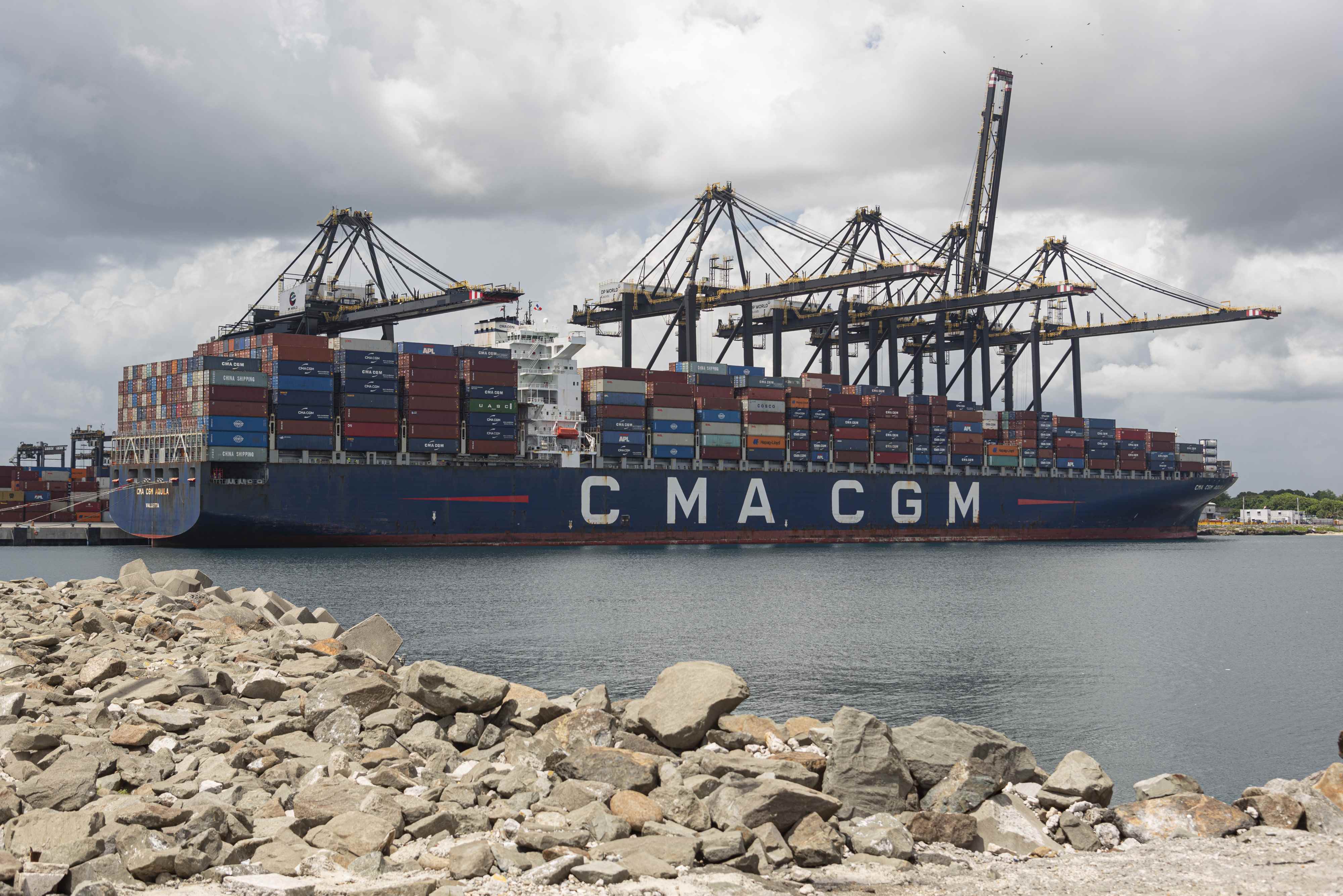 Un barco cargado de contenedores en el puerto de Caucedo.