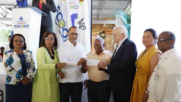 El Banco Agrícola otorga préstamos a cooperativas seleccionadas