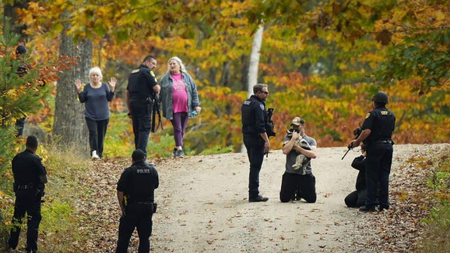 Autoridades levantan la orden de refugio en Maine mientras sigue la caza del tiroteador