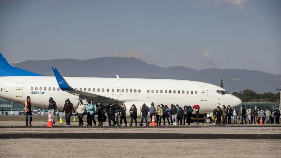 Un vuelo de EE.UU. llegó a La Habana con 51 migrantes irregulares cubanos deportados