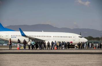 EE.UU. devuelve 27 migrantes a Cuba en el séptimo vuelo de deportación