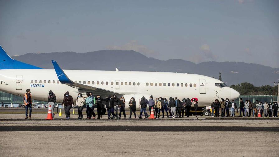 EE.UU. devuelve 27 migrantes a Cuba en el séptimo vuelo de deportación