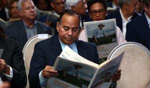 Realizan homenaje a 12 veteranos del periodismo en un libro