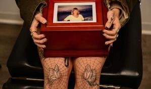 Tatuarse con cenizas, una alternativa de duelo en California