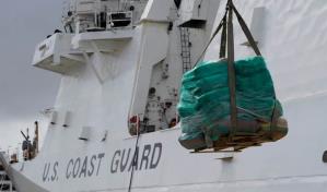 La Guardia Costera de EE.UU. descarga droga interceptada y valorada en casi US$500 millones