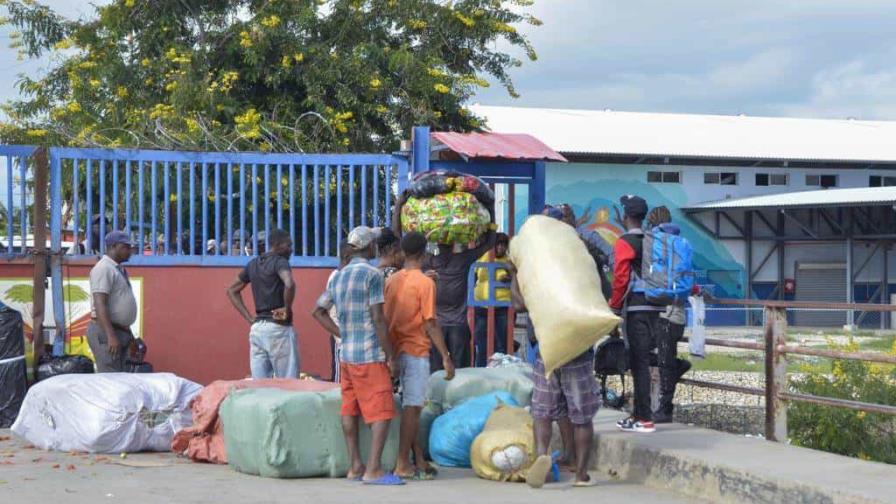 Haitianos en Juana Méndez pretenden negociar reapertura de la frontera sin incluir cierre del canal