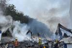 Bomberos aun combaten fuego en empresa textil en Santiago