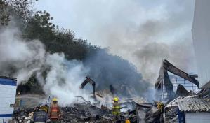 Bomberos aun combaten fuego en empresa textil en Santiago