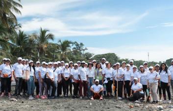 BANDEX y sus colaboradores realizan jornada limpieza de playa