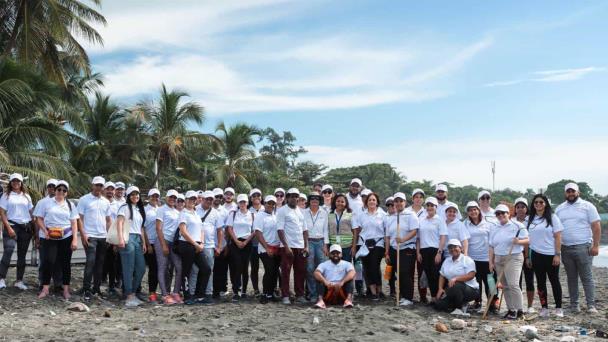 BANDEX y sus colaboradores realizan jornada limpieza de playa