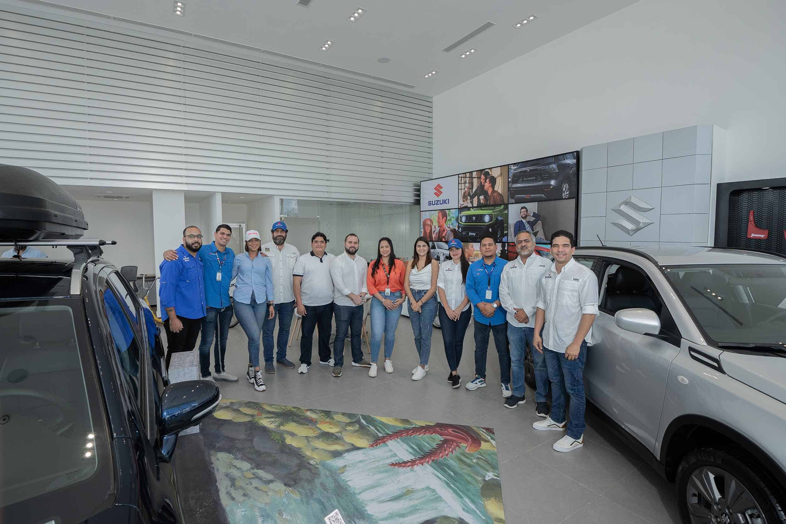 Ejecutivos de Santo Domingo Motors y Suzuki en la apertura de la exposición.