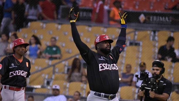 Franmil Reyes conecta dos vuelacercas y los Leones vencen en el estadio Cibao