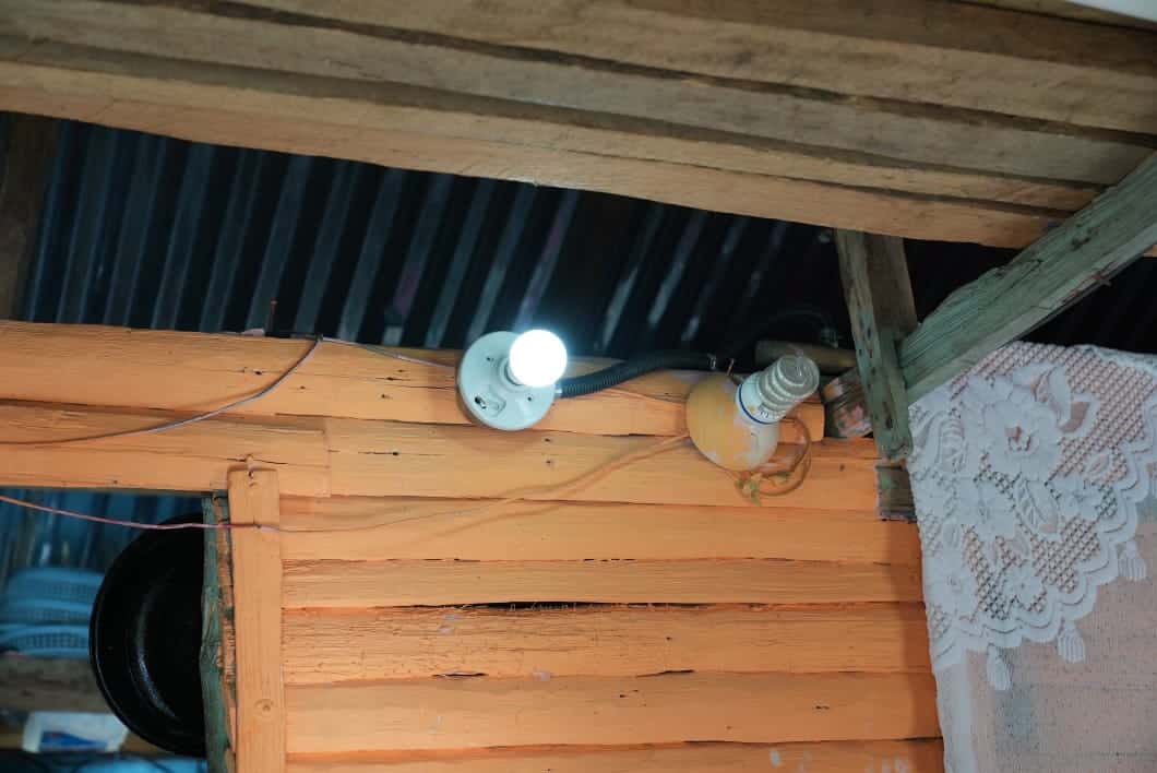 La comunidad ya tiene servicio de energía.