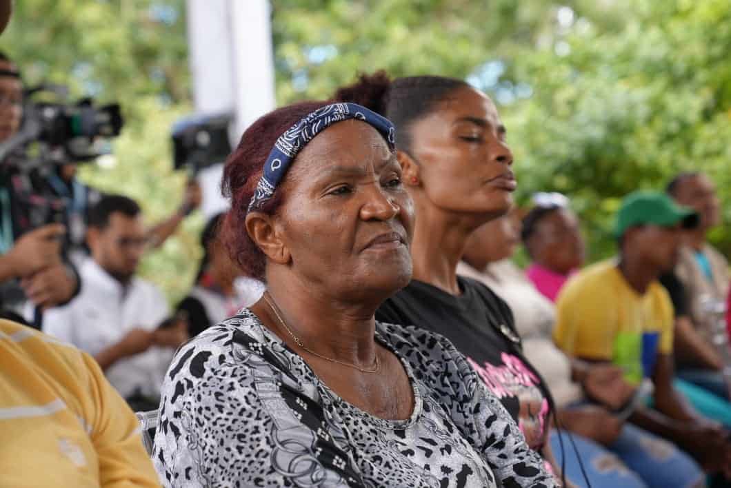 Comunitarios asistieron a la puesta en marcha de la microplanta solar.