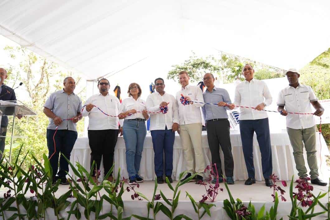 Funcionarios y representantes de la comunidad que asistieron a la apertura del servicio de energía. 